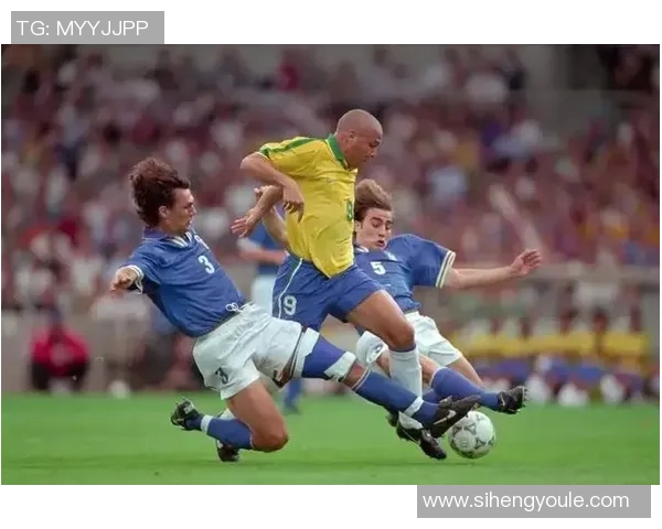 足球巨星风采全景呈现 球场背后的荣耀与奋斗故事